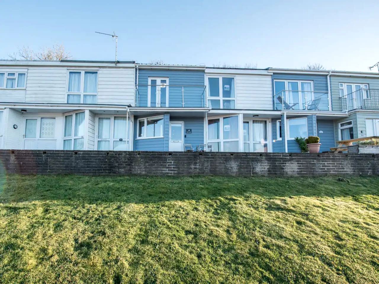 Cosy Coastal Chalet with Balcony Sea Views near Freshwater East Beach, Pembrokeshire