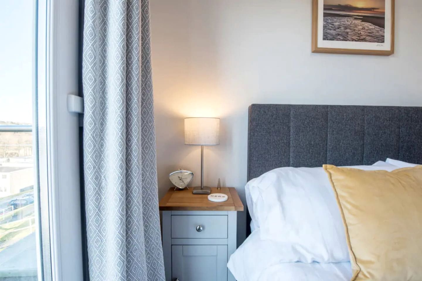 Cosy Coastal Chalet with Balcony Sea Views near Freshwater East Beach, Pembrokeshire