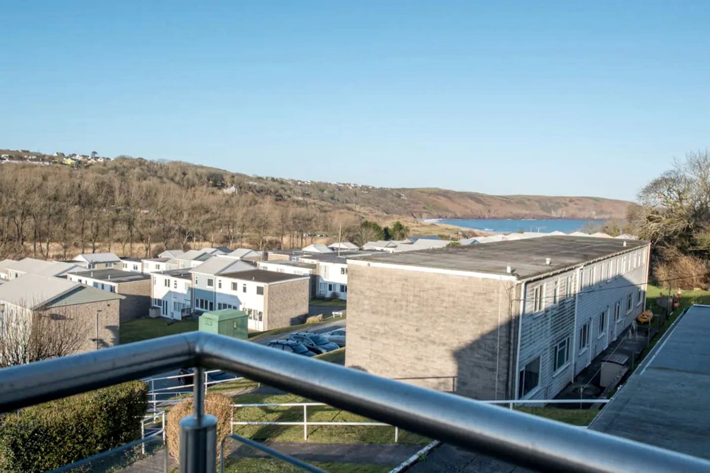 Cosy Coastal Chalet with Balcony Sea Views near Freshwater East Beach, Pembrokeshire