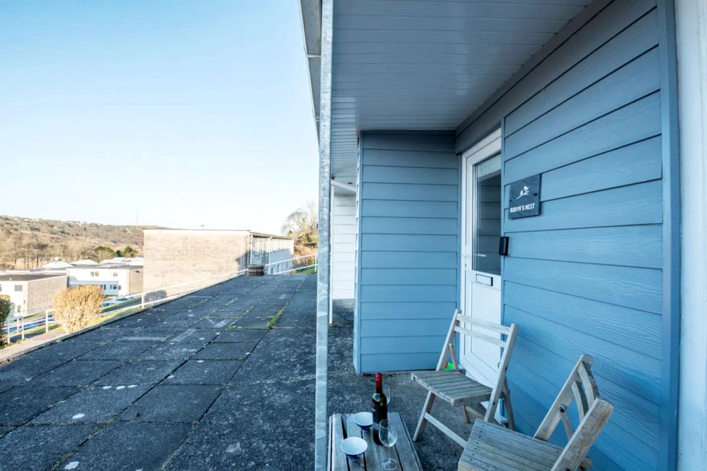 Cosy Coastal Chalet with Balcony Sea Views near Freshwater East Beach, Pembrokeshire