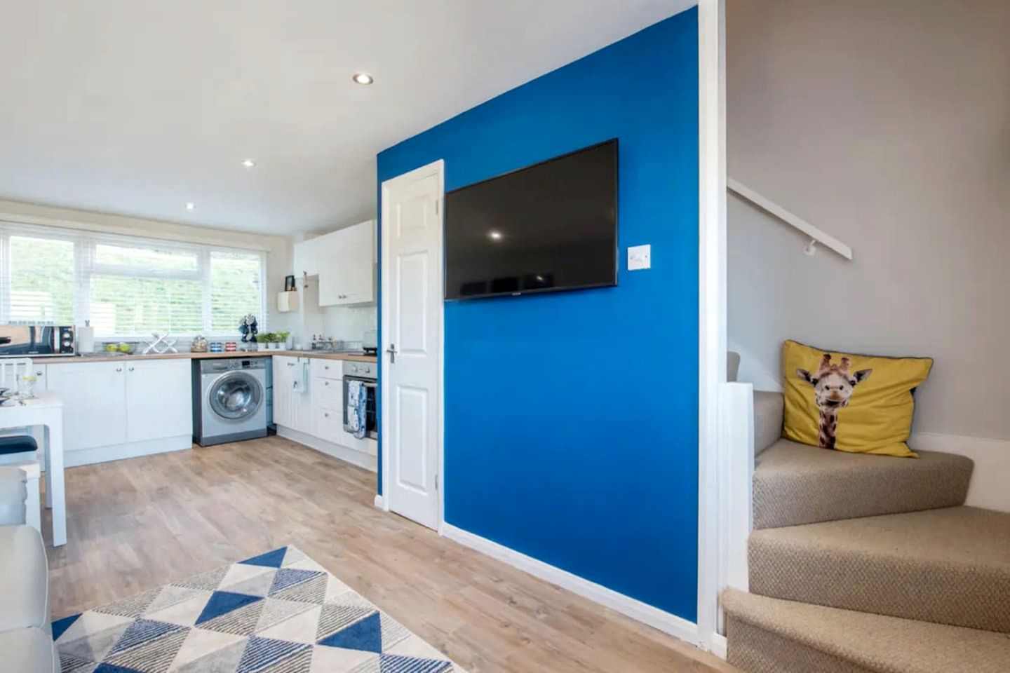 Cosy Coastal Chalet with Balcony Sea Views near Freshwater East Beach, Pembrokeshire