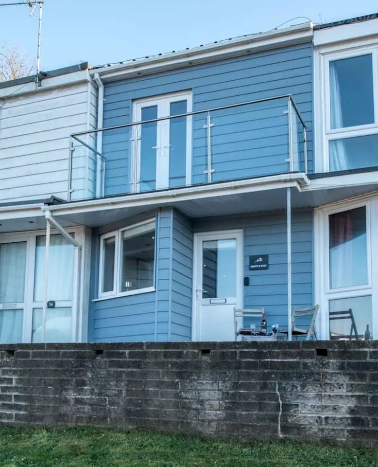 Cosy Coastal Chalet with Balcony Sea Views near Freshwater East Beach, Pembrokeshire