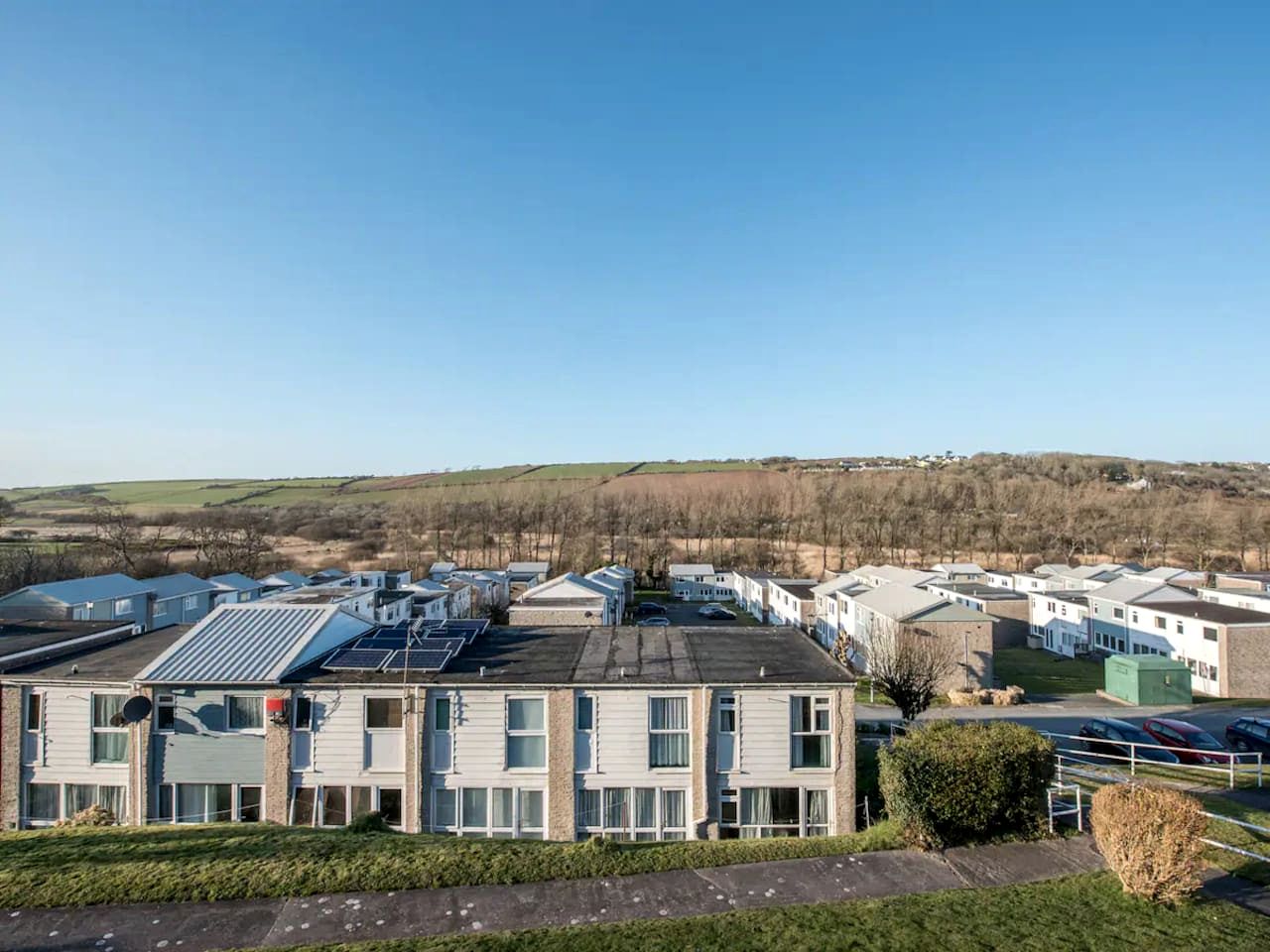 Cosy Coastal Chalet with Balcony Sea Views near Freshwater East Beach, Pembrokeshire