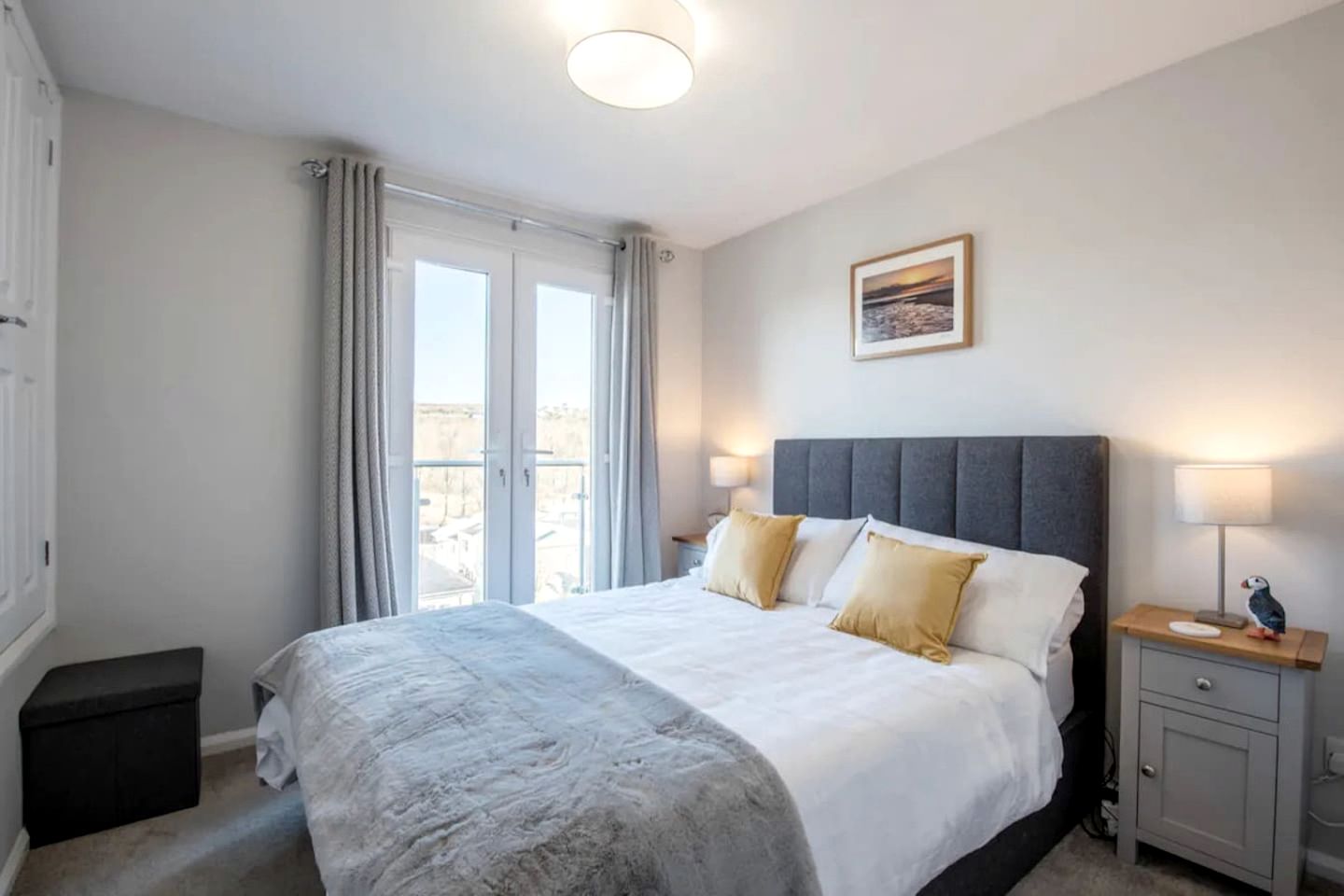 Cosy Coastal Chalet with Balcony Sea Views near Freshwater East Beach, Pembrokeshire