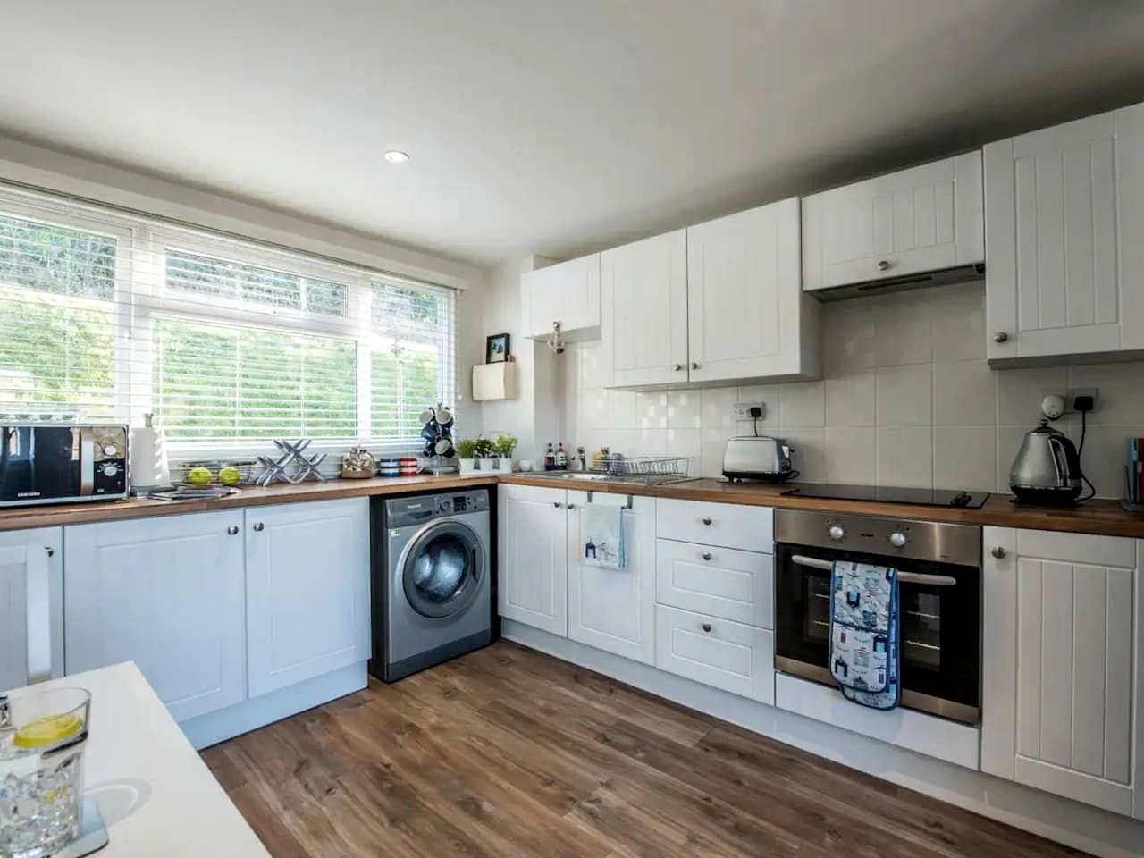 Cosy Coastal Chalet with Balcony Sea Views near Freshwater East Beach, Pembrokeshire