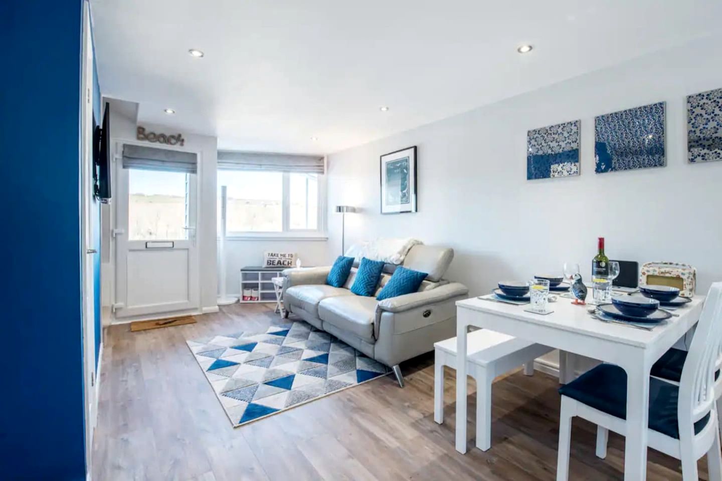 Cosy Coastal Chalet with Balcony Sea Views near Freshwater East Beach, Pembrokeshire