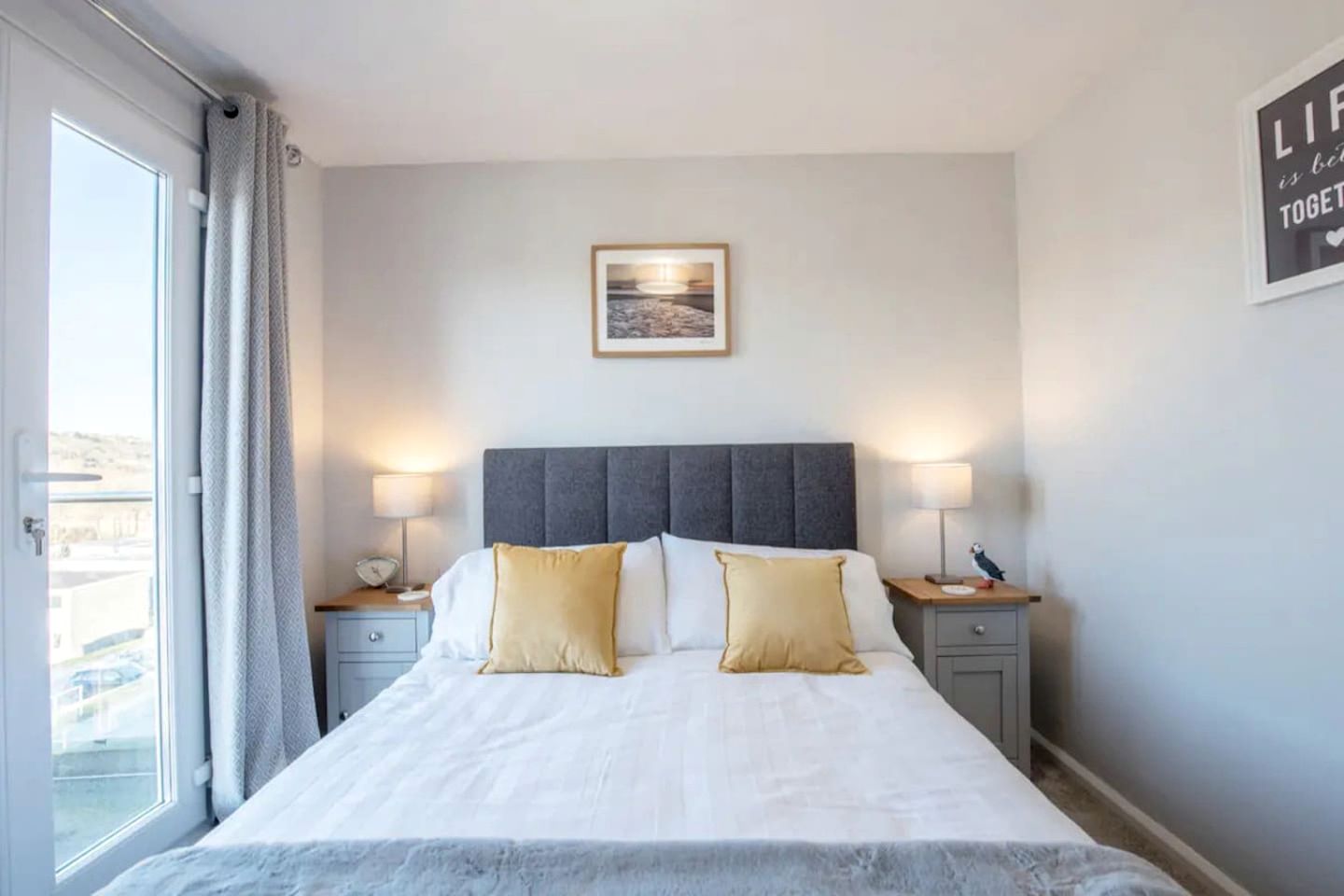 Cosy Coastal Chalet with Balcony Sea Views near Freshwater East Beach, Pembrokeshire