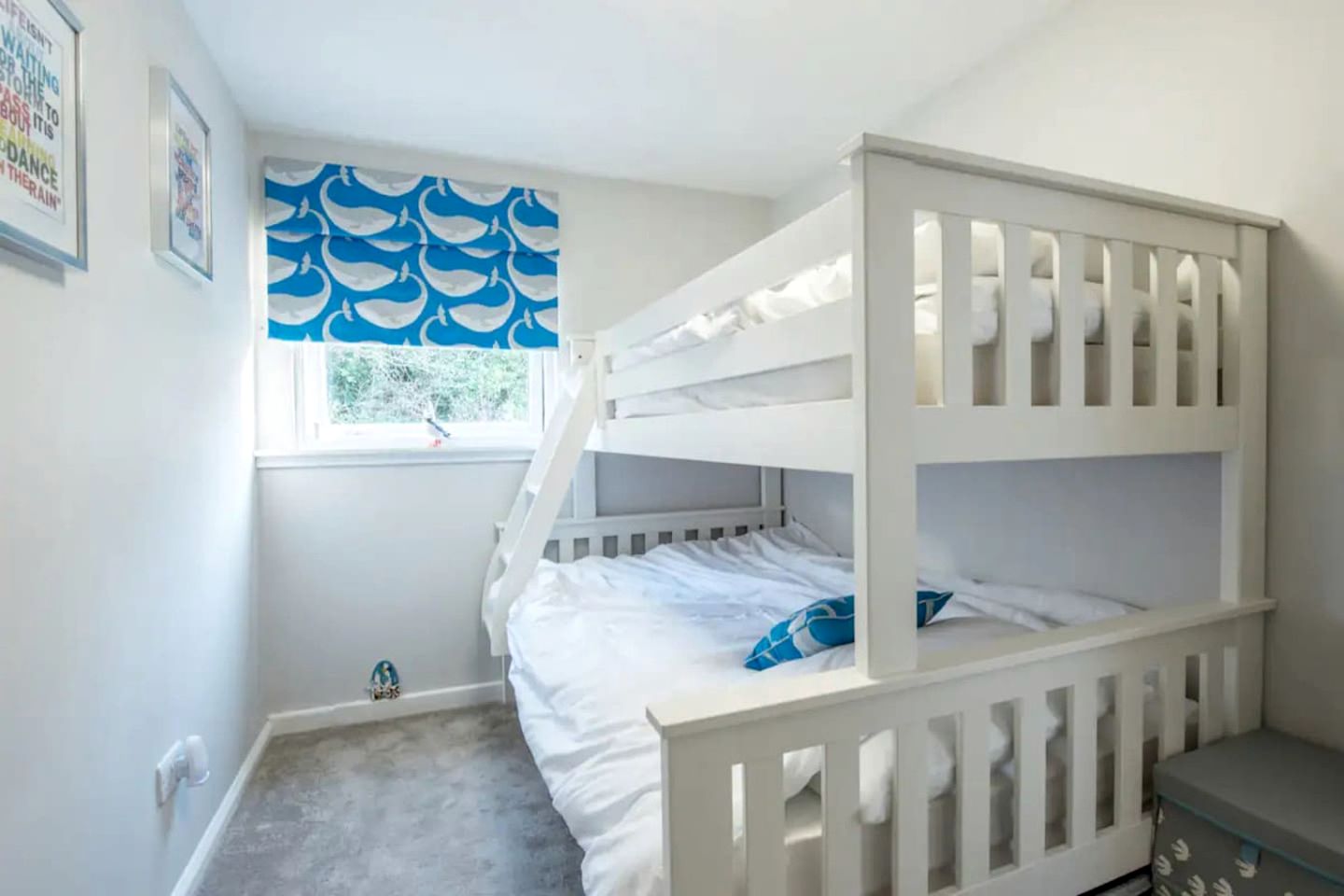 Cosy Coastal Chalet with Balcony Sea Views near Freshwater East Beach, Pembrokeshire