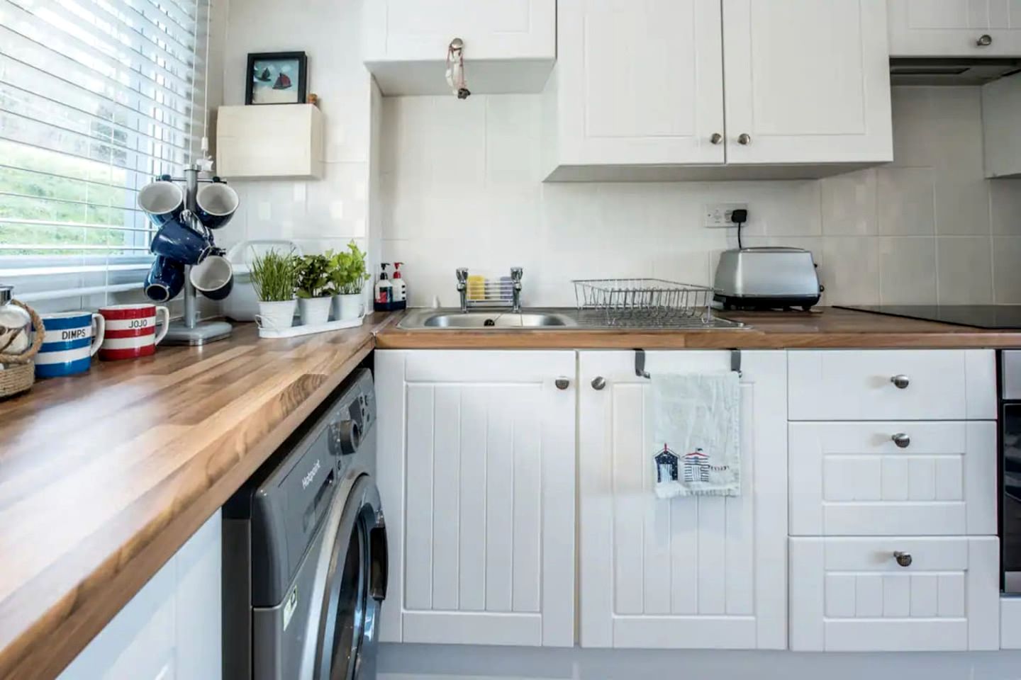 Cosy Coastal Chalet with Balcony Sea Views near Freshwater East Beach, Pembrokeshire