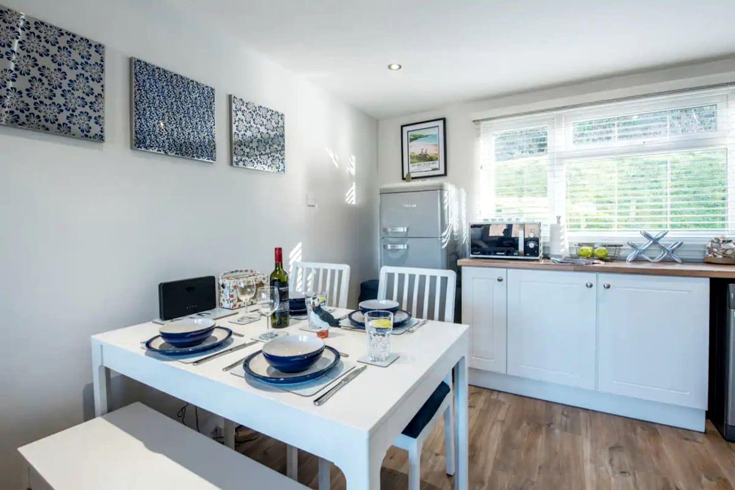 Cosy Coastal Chalet with Balcony Sea Views near Freshwater East Beach, Pembrokeshire