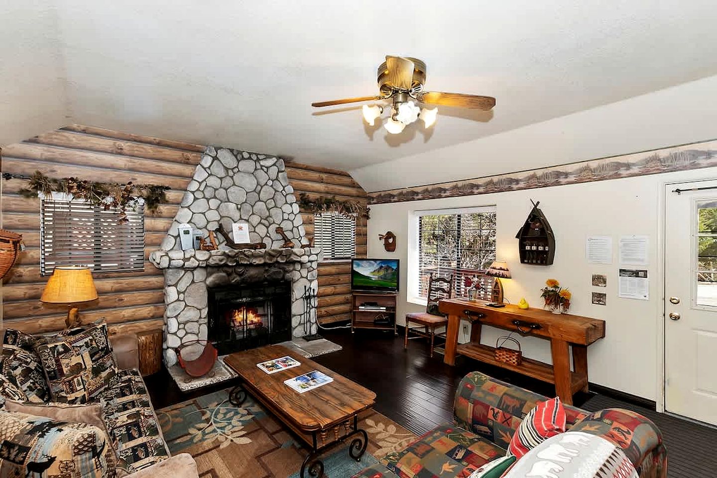 Charming Cabin with Hot-tub and Fireplace in Big Bear Lake, California