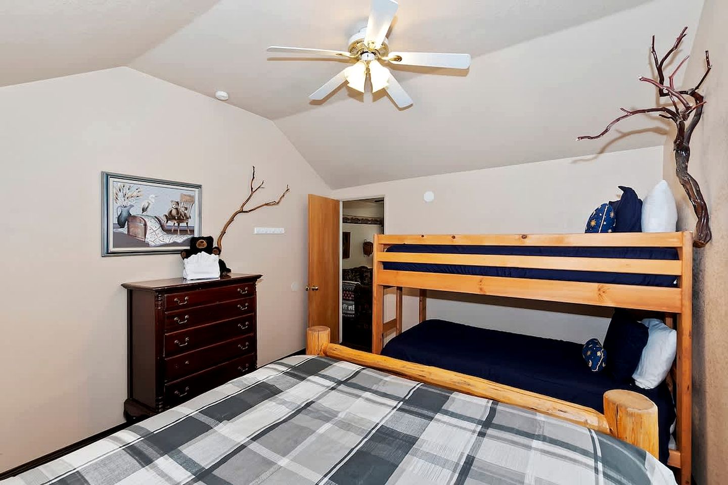 Charming Cabin with Hot-tub and Fireplace in Big Bear Lake, California