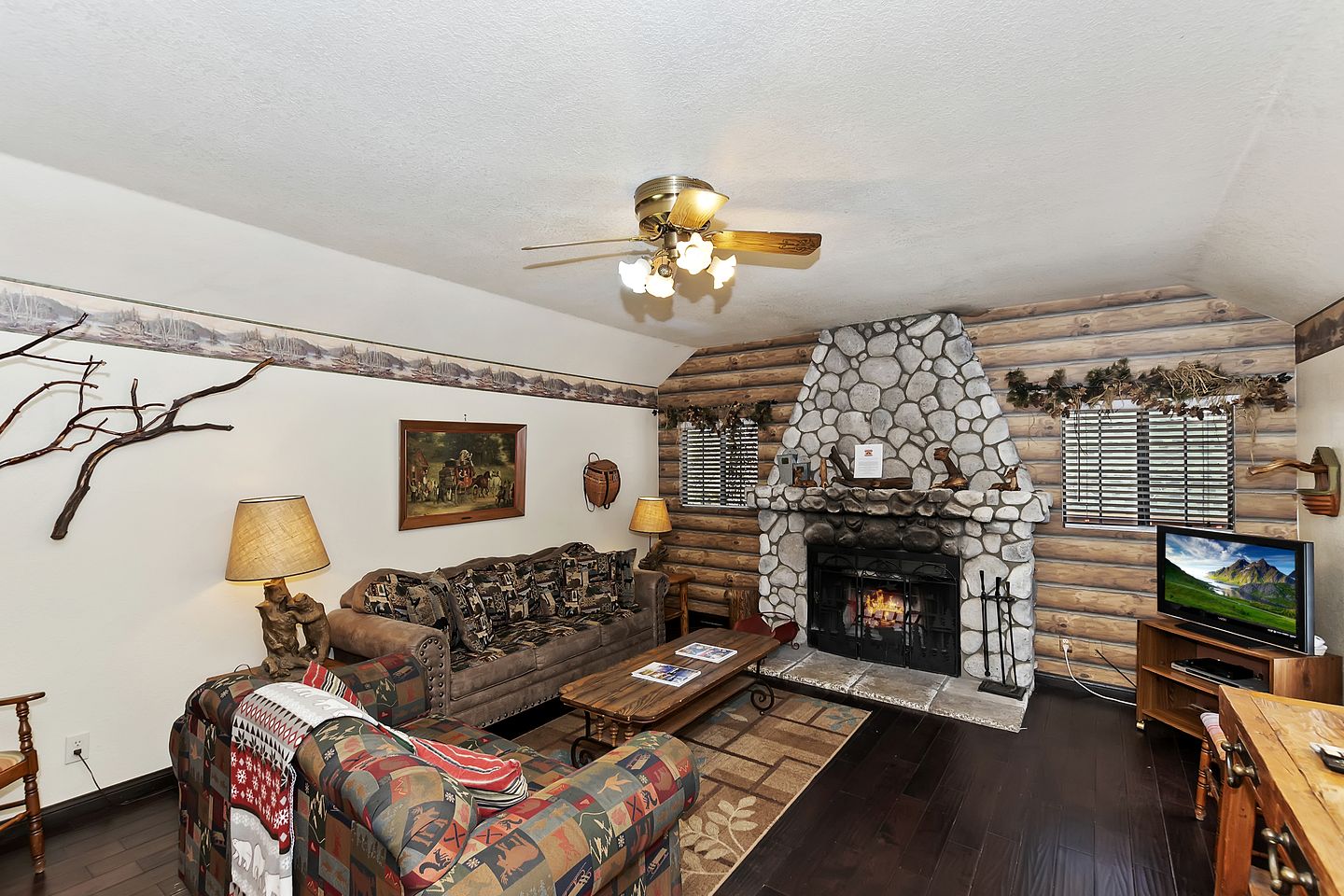Charming Cabin with Hot-tub and Fireplace in Big Bear Lake, California