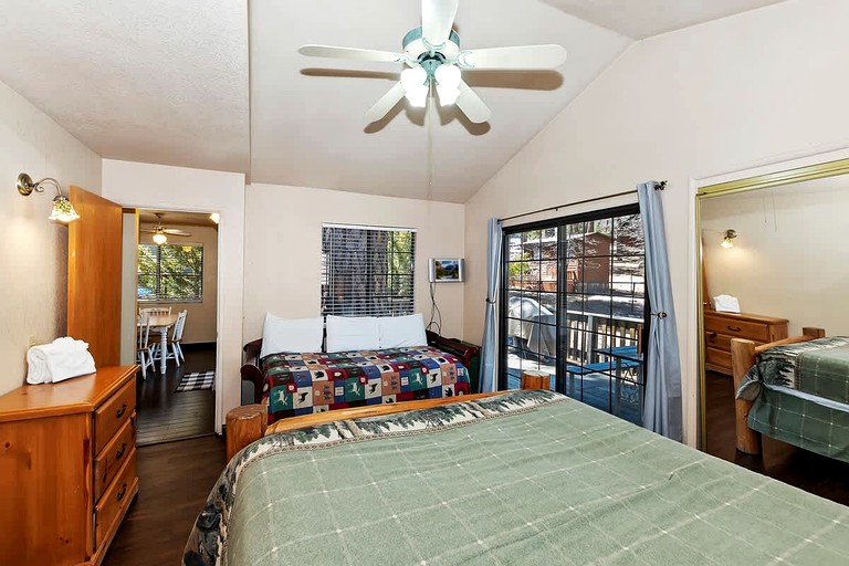 Cabins (United States of America, Big Bear Lake, California)