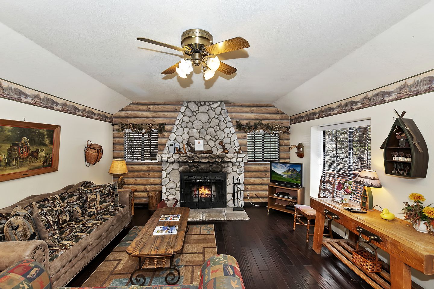 Charming Cabin with Hot-tub and Fireplace in Big Bear Lake, California