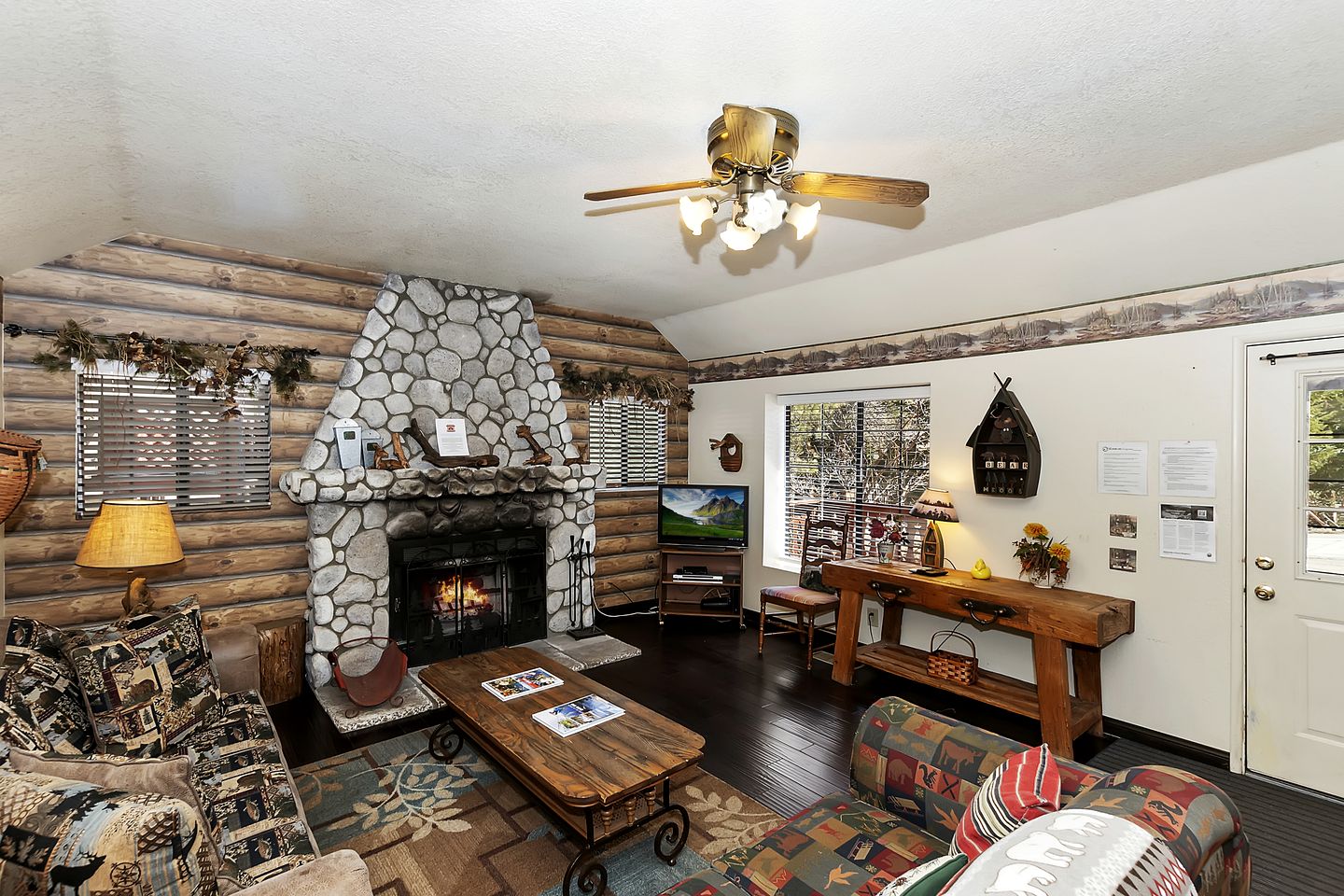 Charming Cabin with Hot-tub and Fireplace in Big Bear Lake, California