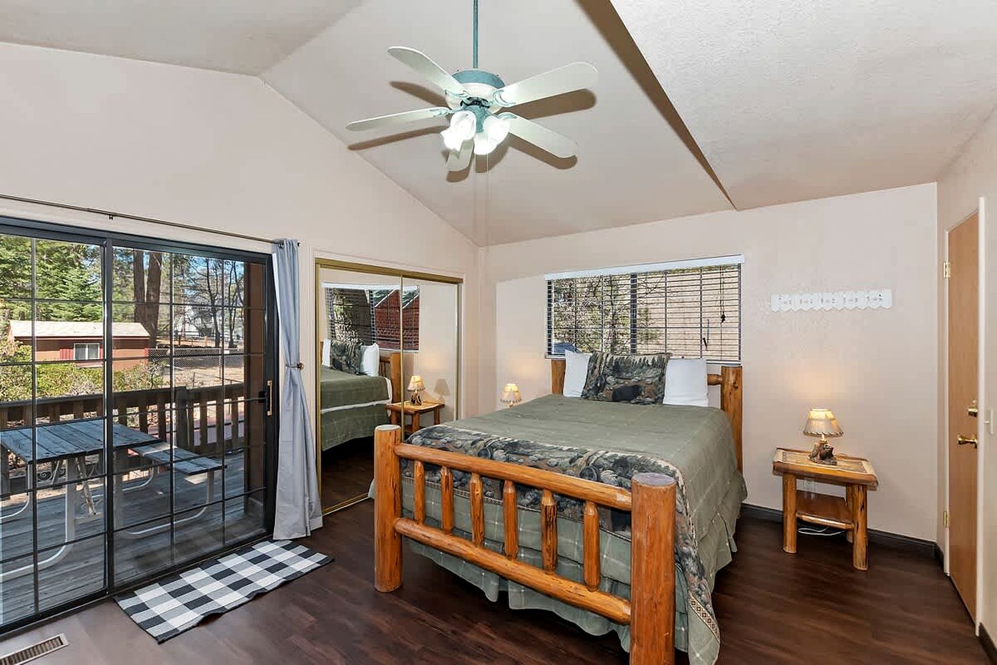 Charming Cabin with Hot-tub and Fireplace in Big Bear Lake, California