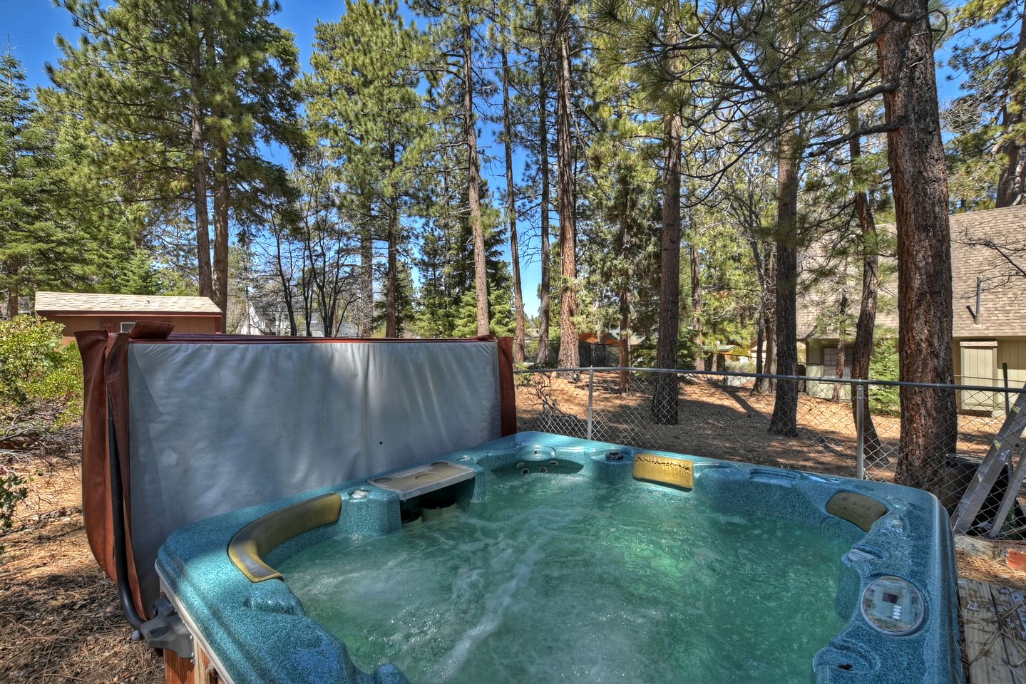 Charming Cabin with Hot-tub and Fireplace in Big Bear Lake, California