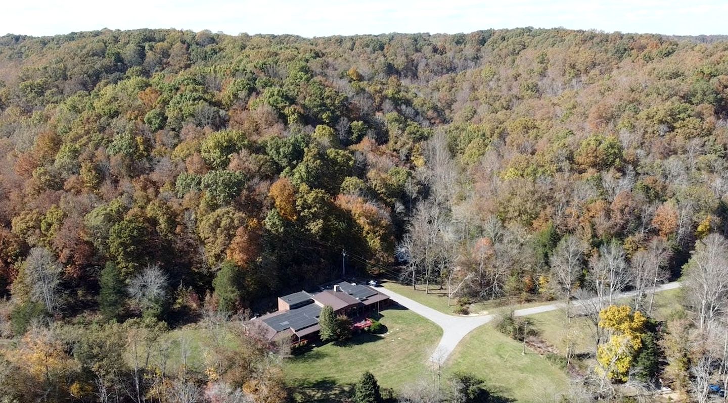 Charming Cabin with Hot-tub in Franklin, Tennessee