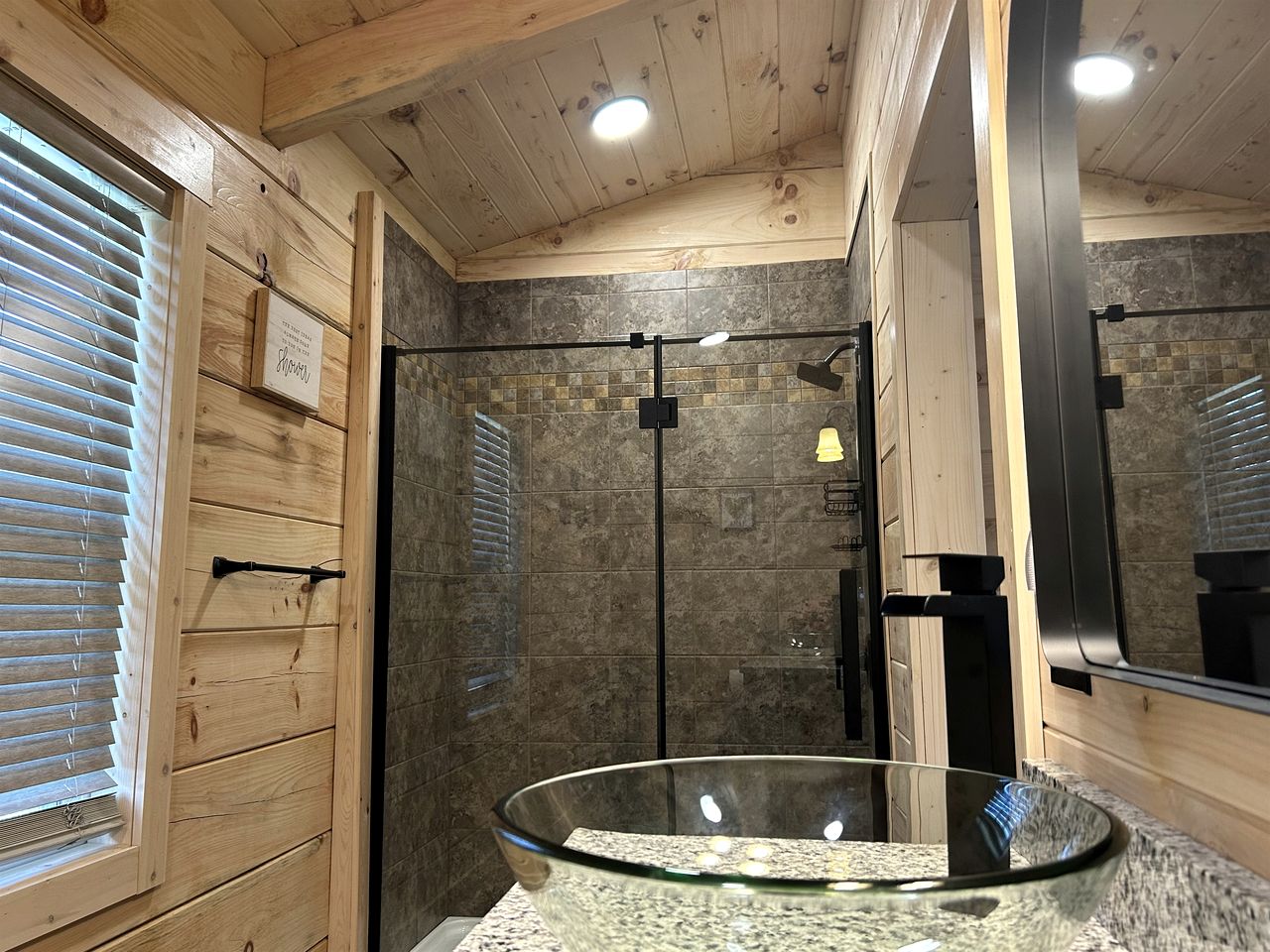 Charming Cabin with Hot-tub and Stunning Views in Campbellsville, Kentucky