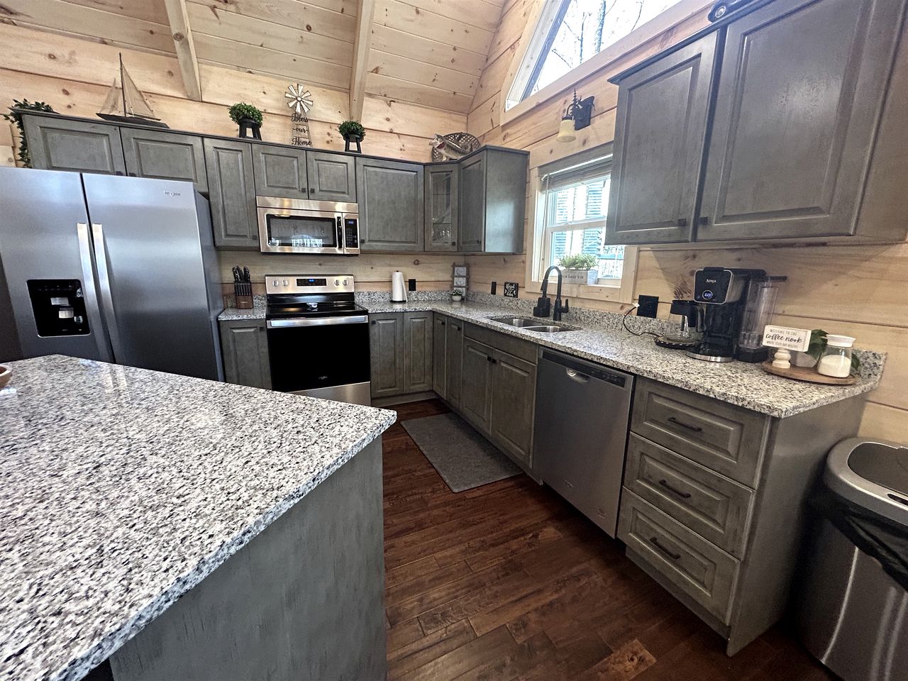 Charming Cabin with Hot-tub and Stunning Views in Campbellsville, Kentucky