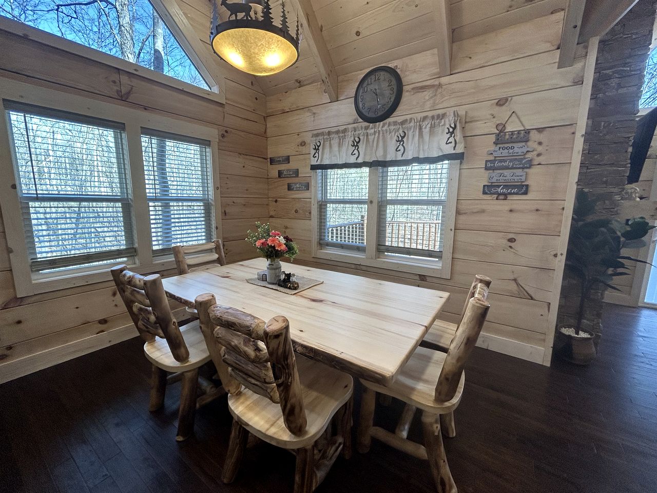 Charming Cabin with Hot-tub and Stunning Views in Campbellsville, Kentucky