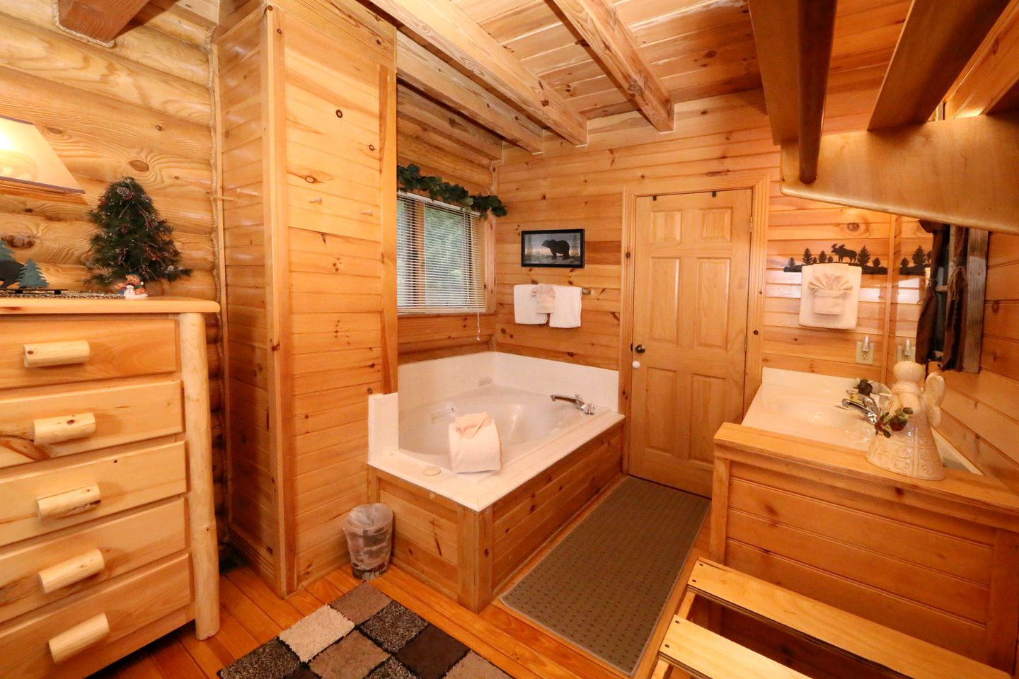 Vacations to the Great Smoky Mountains in this Fully-Equipped Cabin Rental in Tennessee