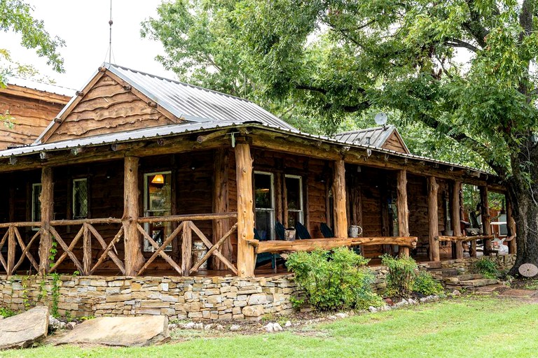 Cabins (United States of America, Chilton, Texas)