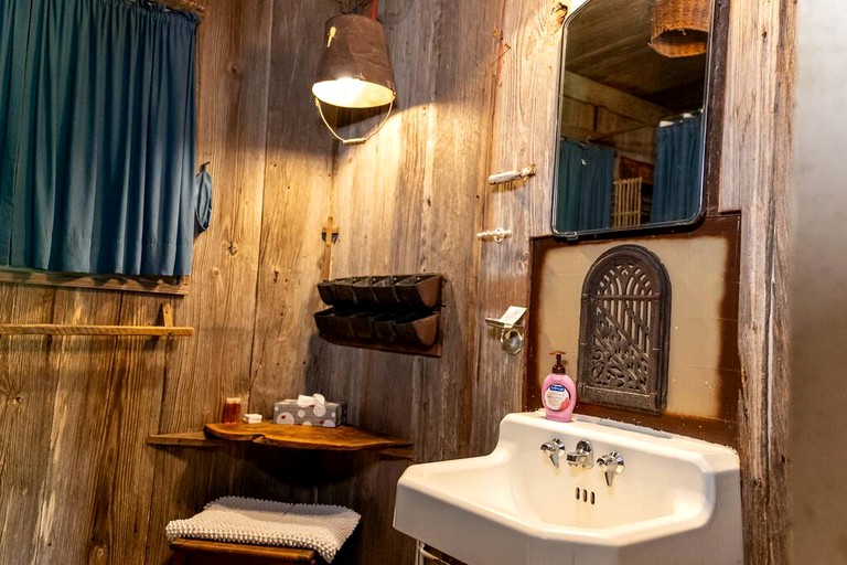 Cabins (United States of America, Chilton, Texas)