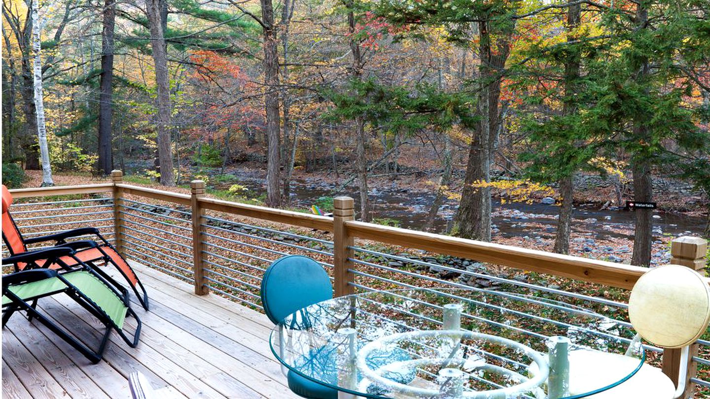 Charming Cottage on a Creek for Vacation near Woodstock in Upstate New York