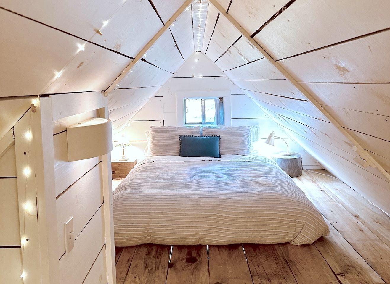 Charming Cabin Rental on Deer Lake in Ontario, Canada