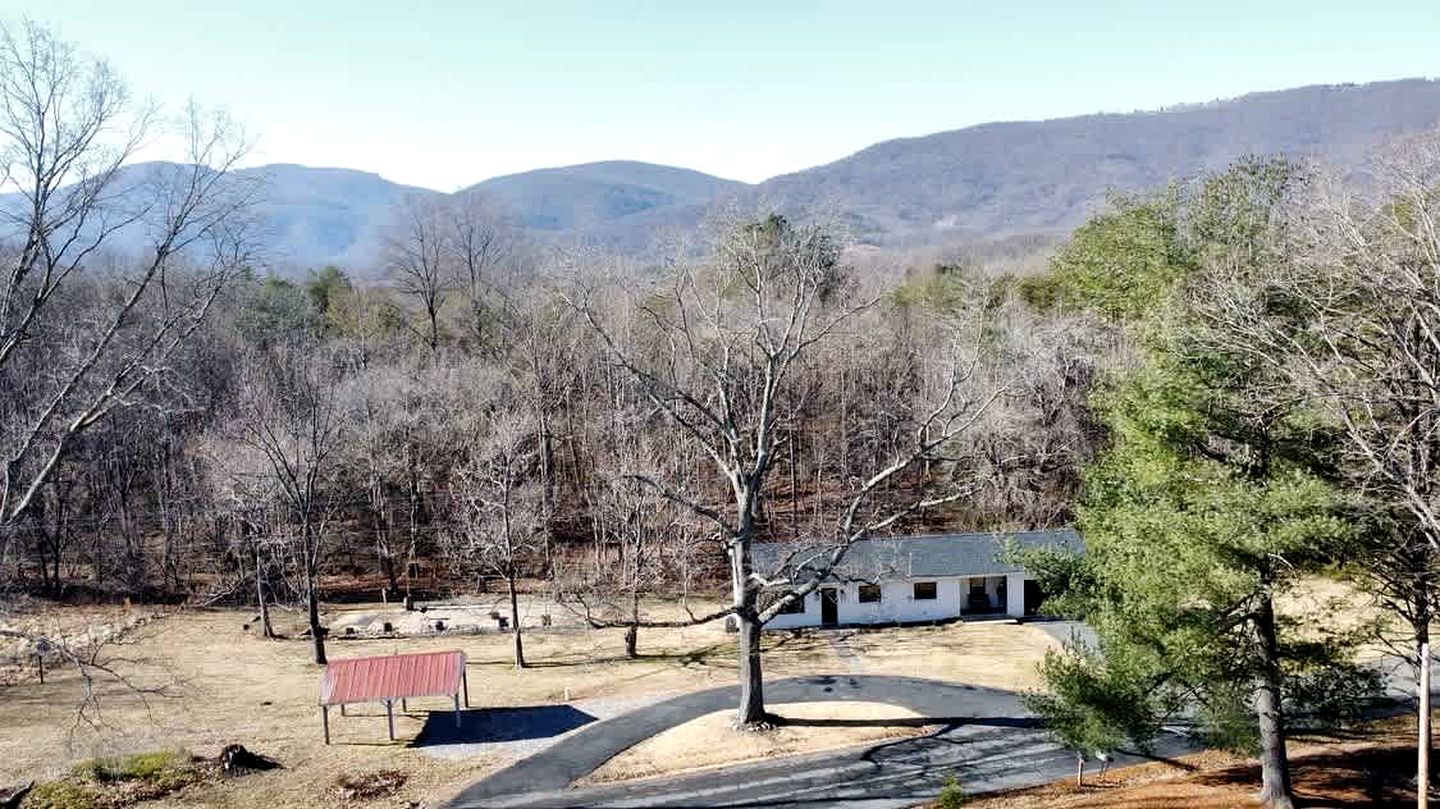 Charming Cabin Rental near Wineries and Hiking Trails in Afton, Virginia