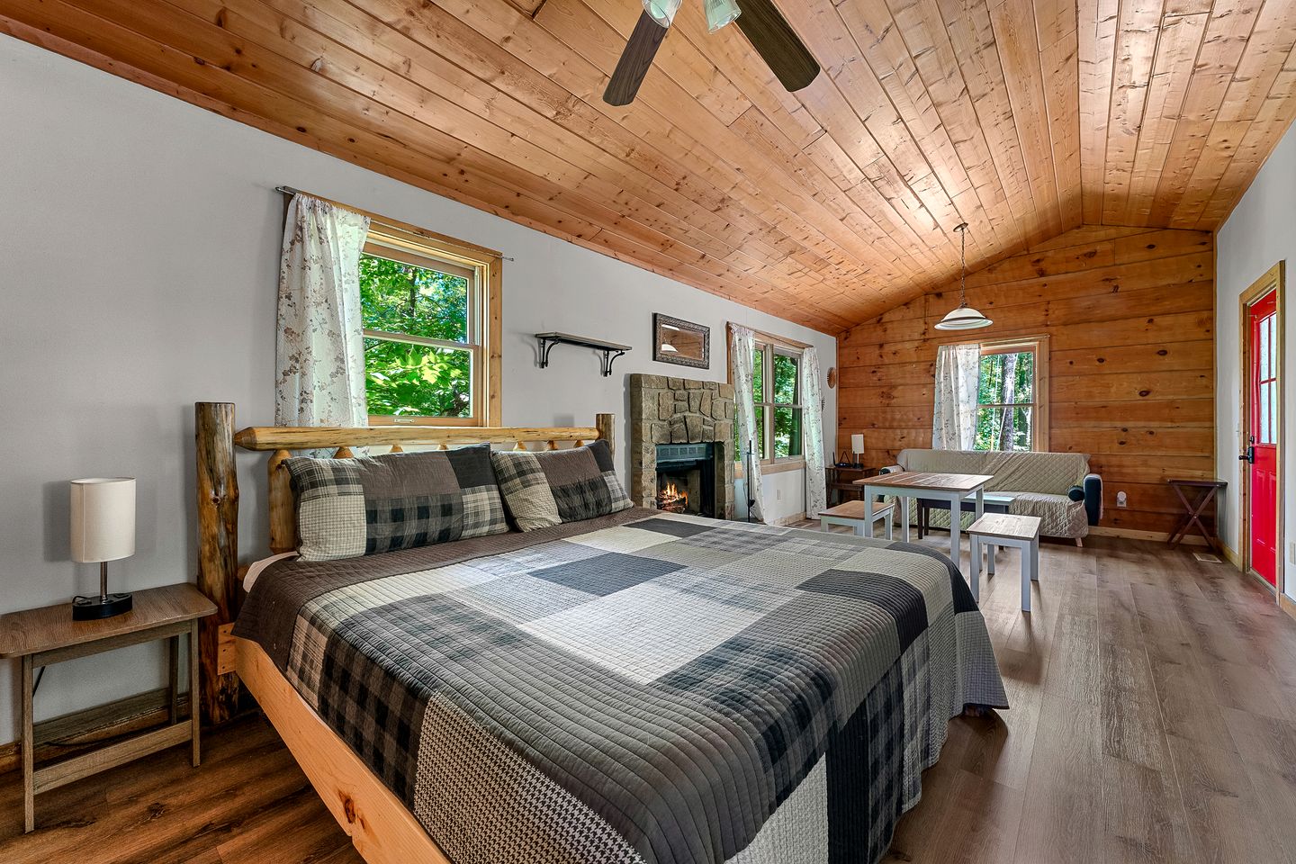 Charming Cabin with Spa and Mountain Views in Sevierville, Tennessee