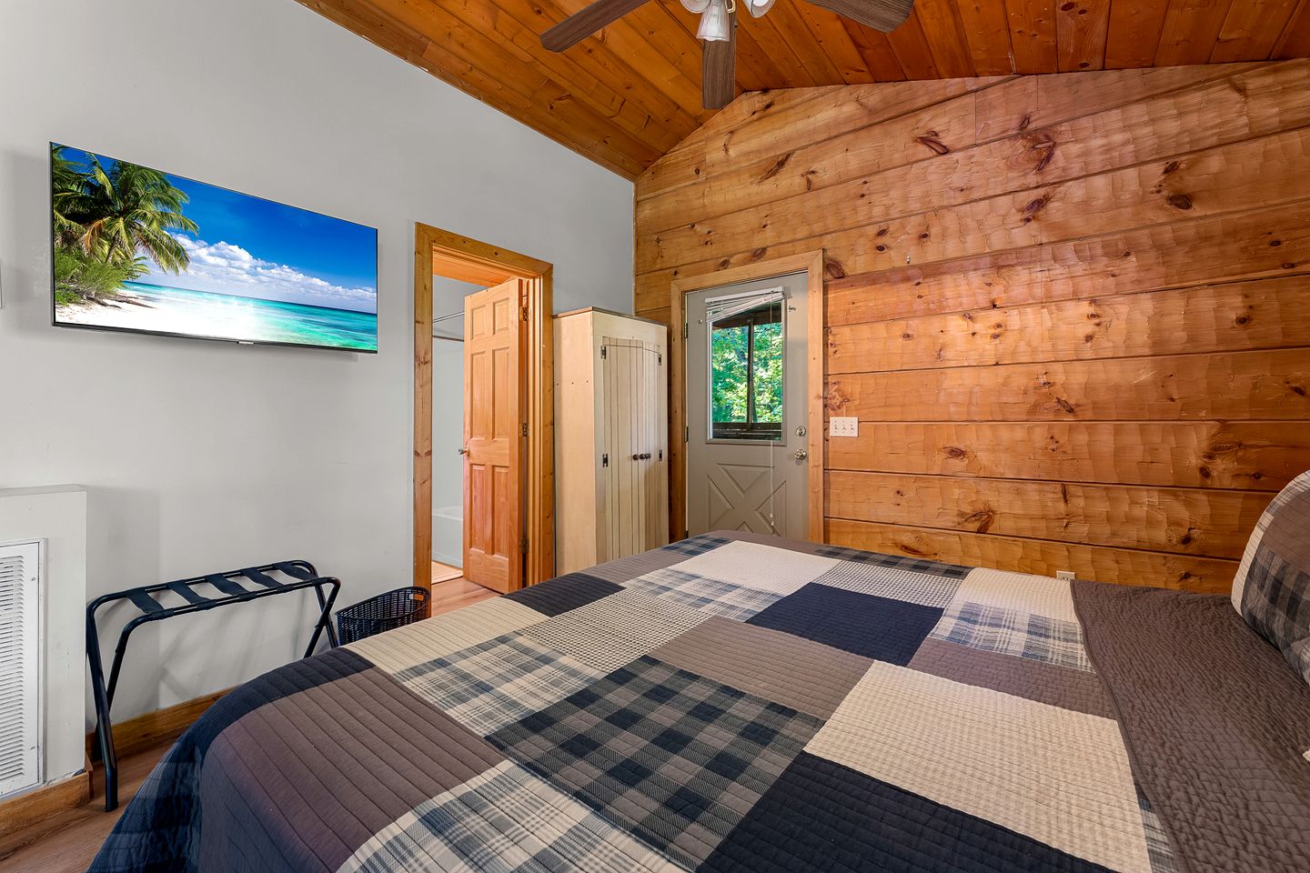 Charming Cabin with Spa and Mountain Views in Sevierville, Tennessee