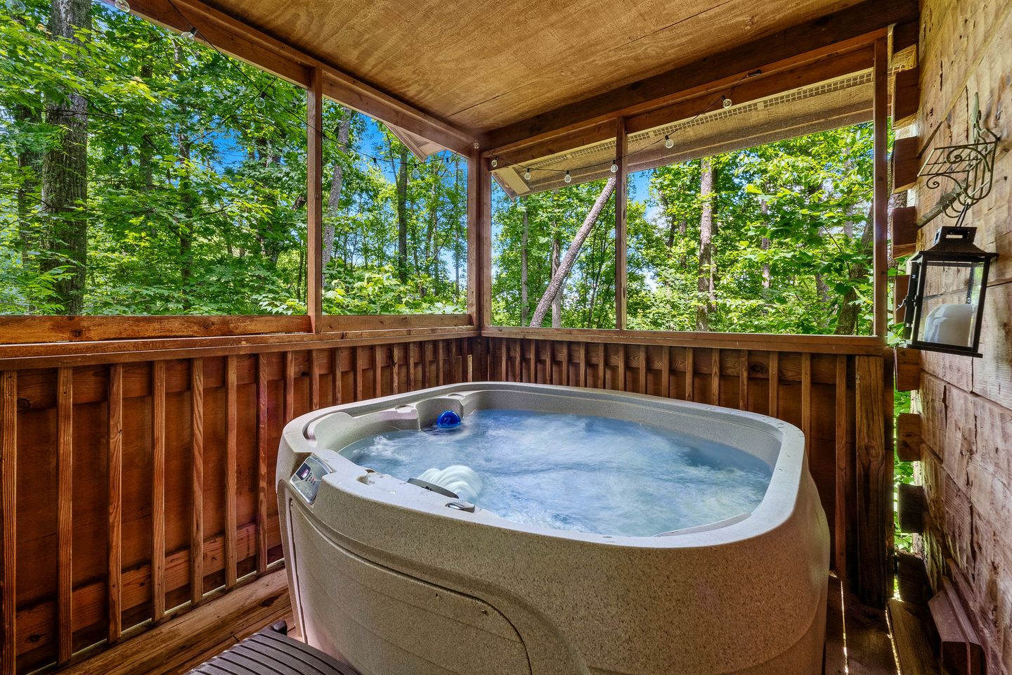 Charming Cabin with Spa and Mountain Views in Sevierville, Tennessee