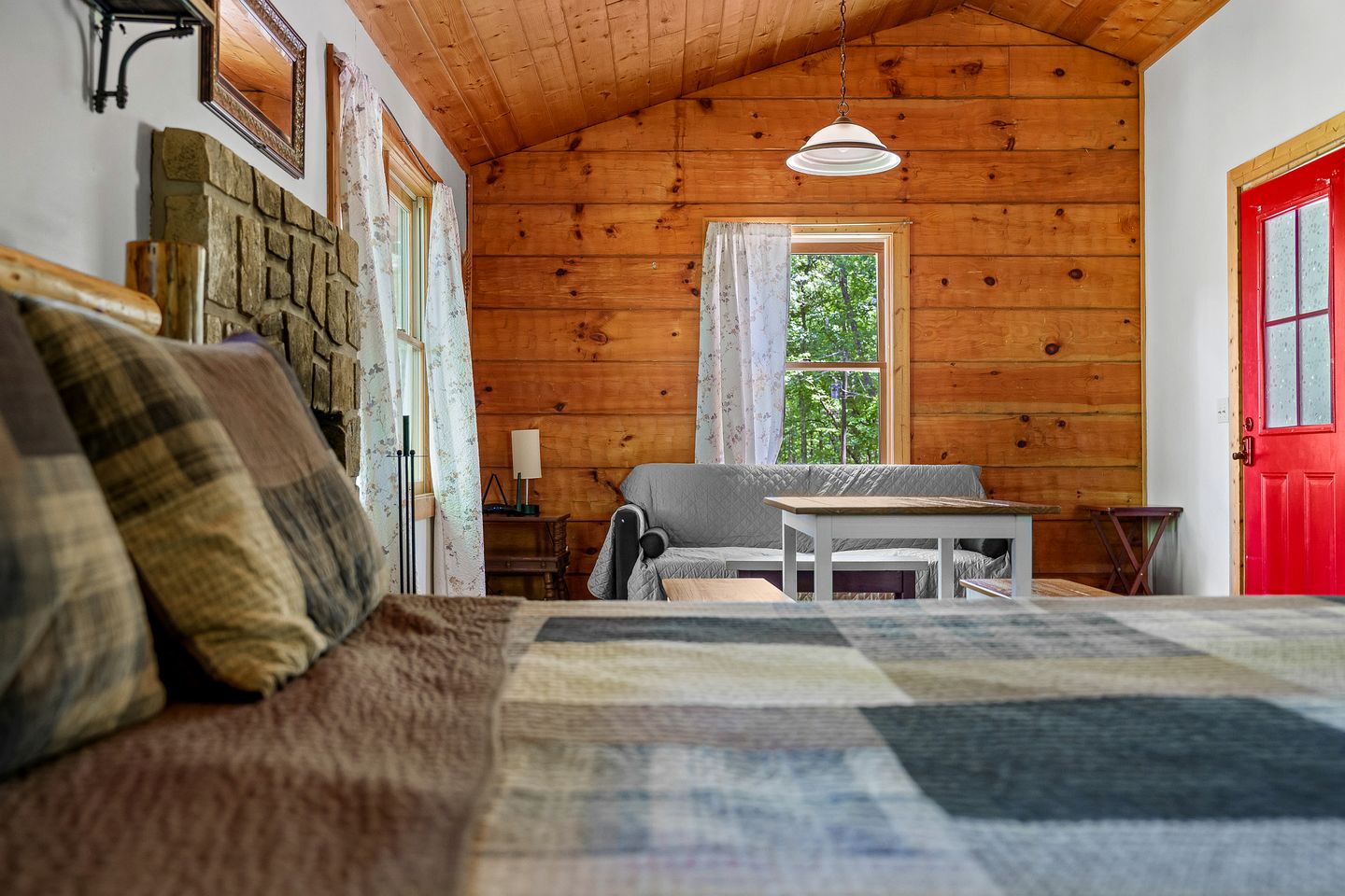 Charming Cabin with Spa and Mountain Views in Sevierville, Tennessee