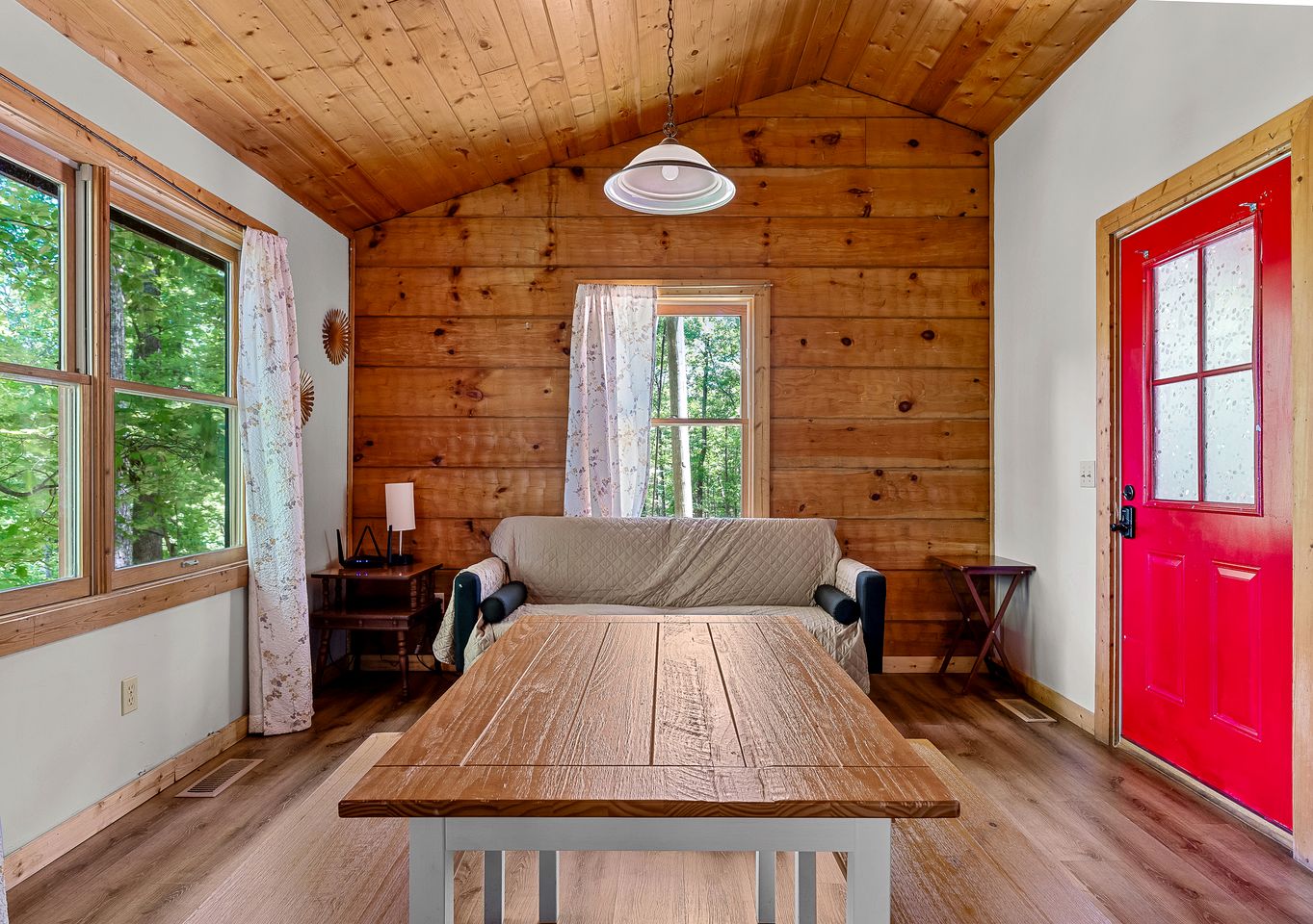 Charming Cabin with Spa and Mountain Views in Sevierville, Tennessee