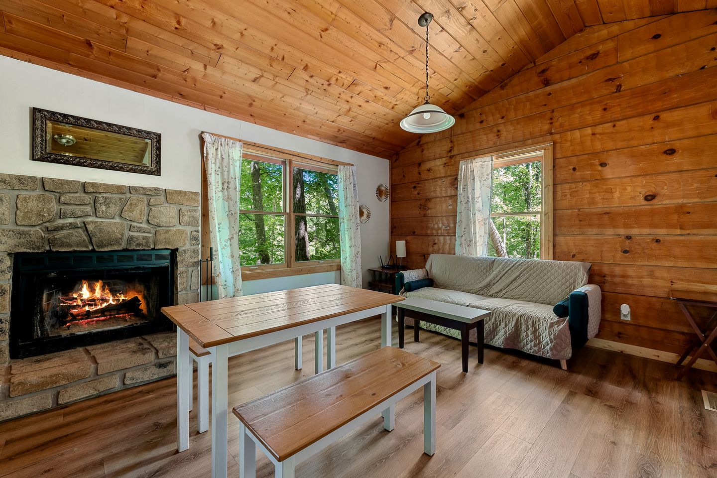 Charming Cabin with Spa and Mountain Views in Sevierville, Tennessee