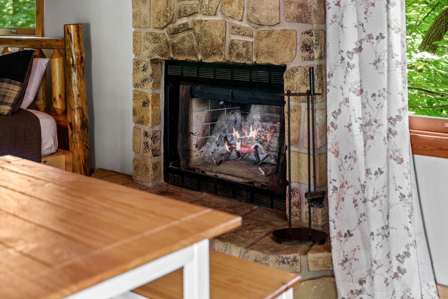 Charming Cabin with Spa and Mountain Views in Sevierville, Tennessee