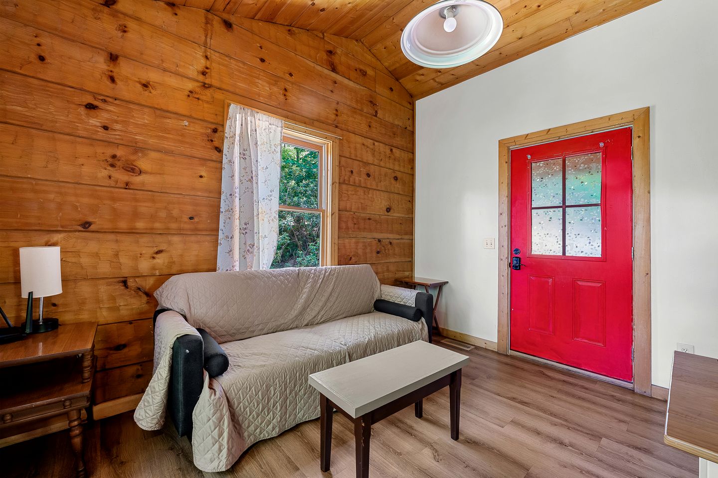 Charming Cabin with Spa and Mountain Views in Sevierville, Tennessee