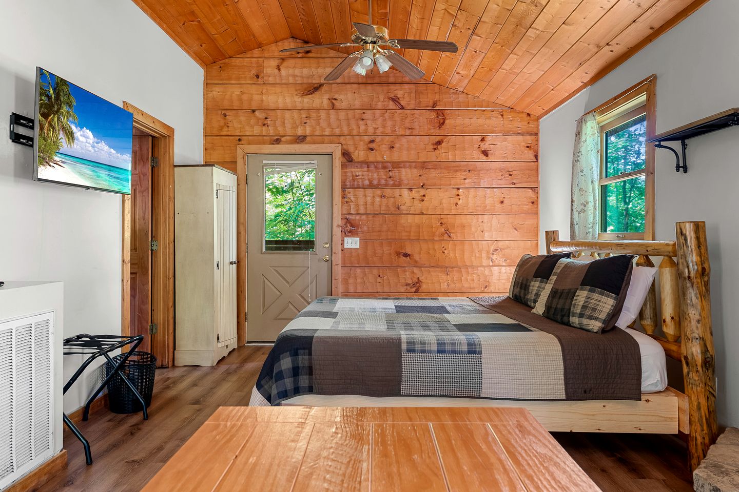 Charming Cabin with Spa and Mountain Views in Sevierville, Tennessee