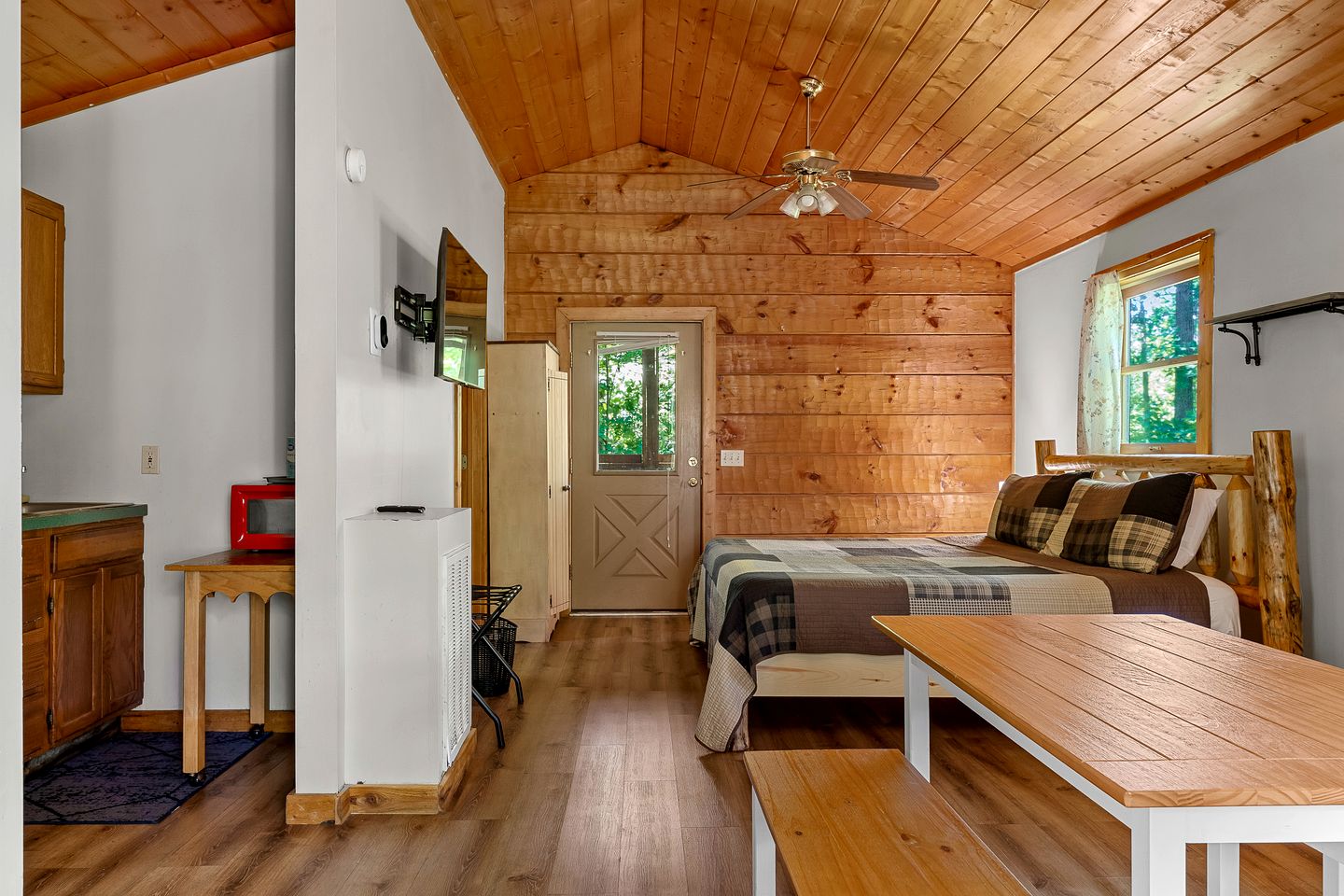 Charming Cabin with Spa and Mountain Views in Sevierville, Tennessee