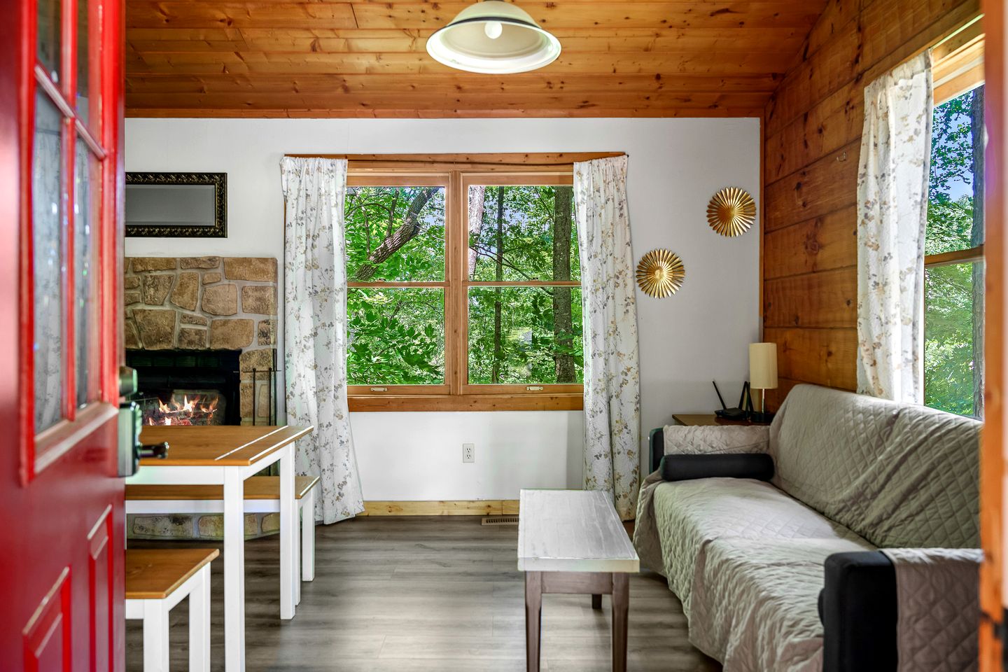 Charming Cabin with Spa and Mountain Views in Sevierville, Tennessee