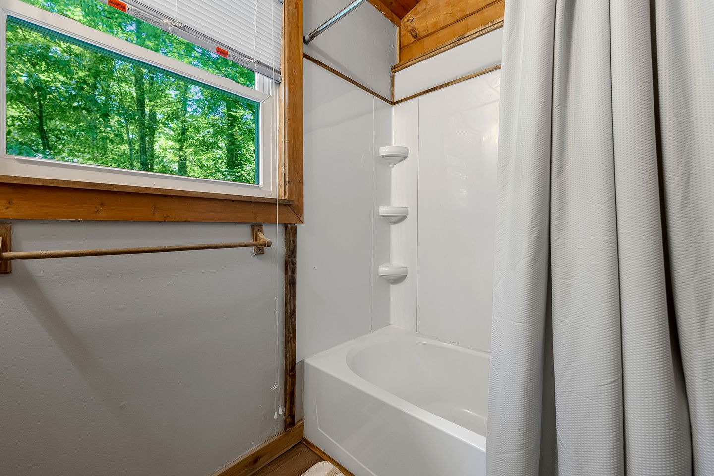 Charming Cabin with Spa and Mountain Views in Sevierville, Tennessee