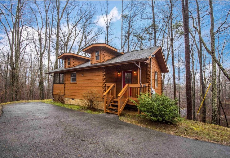 Charming Cabin with Spa and Mountain Views in Sevierville, Tennessee