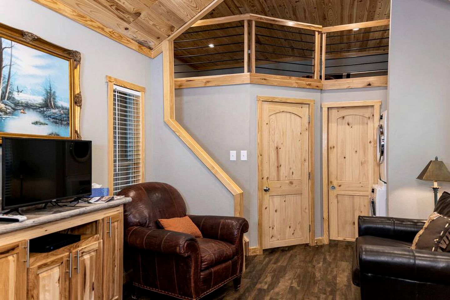 Charming Cabin near Waco, Texas - Perfect Glamping Destination for You and Your Friends