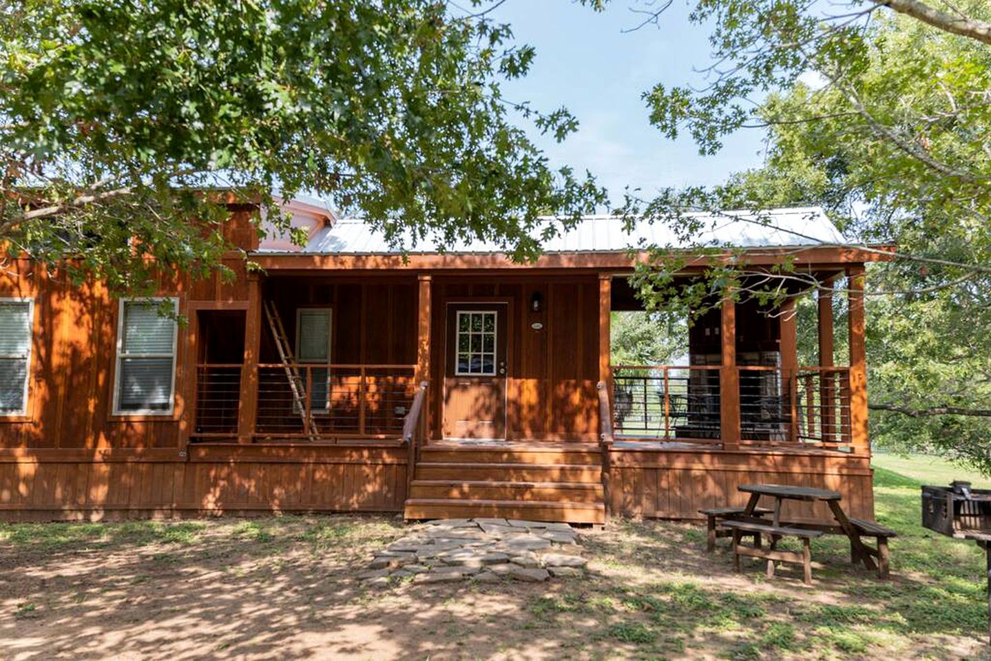 Charming Cabin near Waco, Texas - Perfect Glamping Destination for You and Your Friends