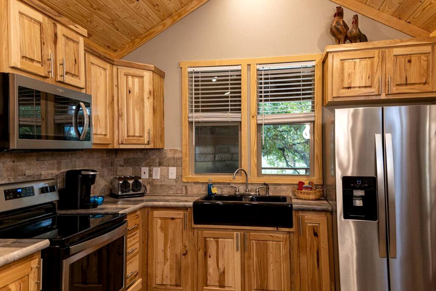 Charming Cabin near Waco, Texas - Perfect Glamping Destination for You and Your Friends