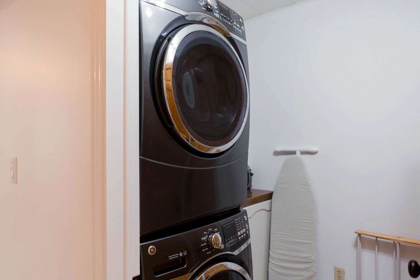 Charming Cottage with Firepit & Walk-to-Beach Access near Main Street in Wellington, Ontario