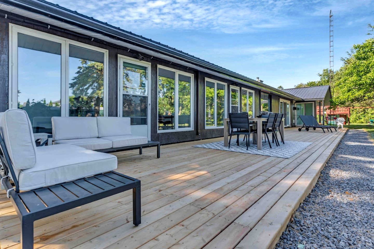 Charming Cottage with Indoor Heated Pool near Sandbanks Provincial Park in Picton, Ontario